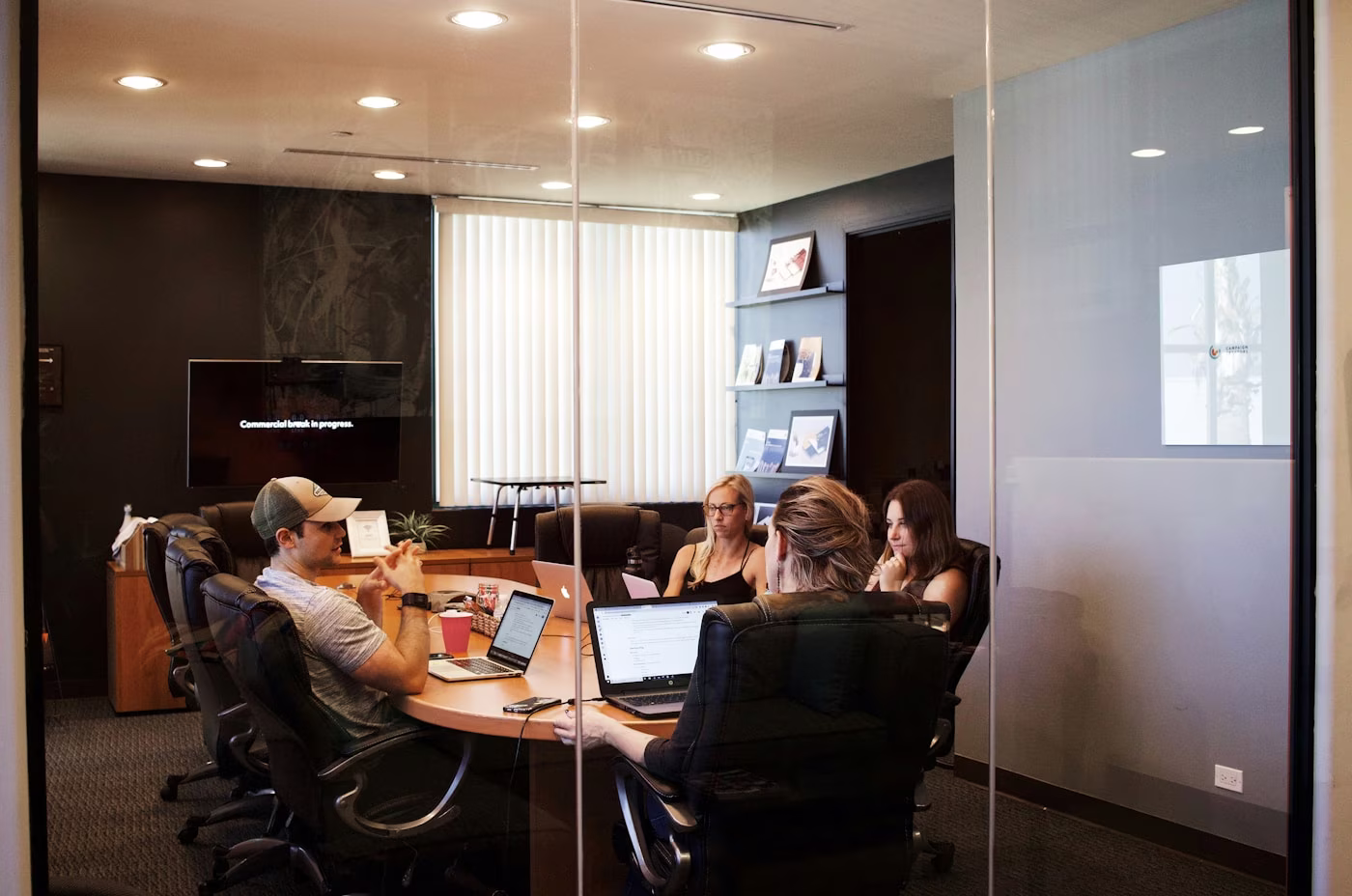 Équipe en réunion de travail collaborative dans un environnement professionnel
